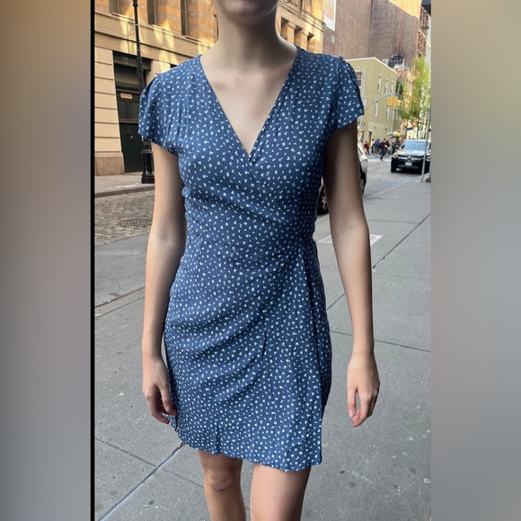 Brandy Melville Dresses & Skirts - EUC Brandy Melville Robbie Dress